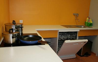 Arbotel - 015.jpg - Gästeküche mit Induktionsherd und Geschirrspüler